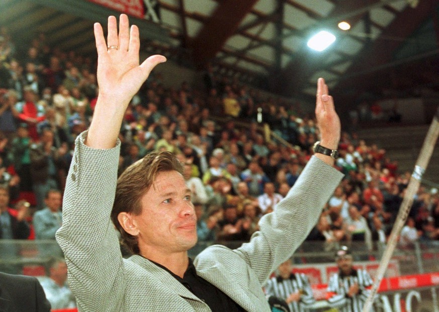 Der russische Eishockeyspieler Slawa Bykow, der waehrend 8 Saisons die Mannschaft des HC Gotteron anfuehrte, verabschiedet sich am Dienstag, 8. September 1998 in der Halle St. Leonard in Fribourg vor  ...