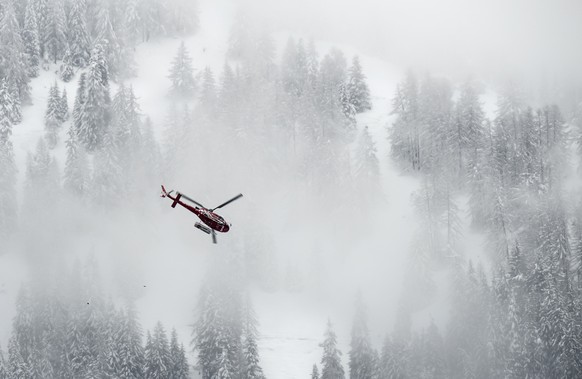 Un helicoptere de la compagnie Air Zermatt vole au-dessus de Fiescheralp a la recherche de plusieurs randonneurs emporte par une avalanche, ce samedi, 31 mars 2018, a Fiesch dans le Haut-Valais. (KEYS ...