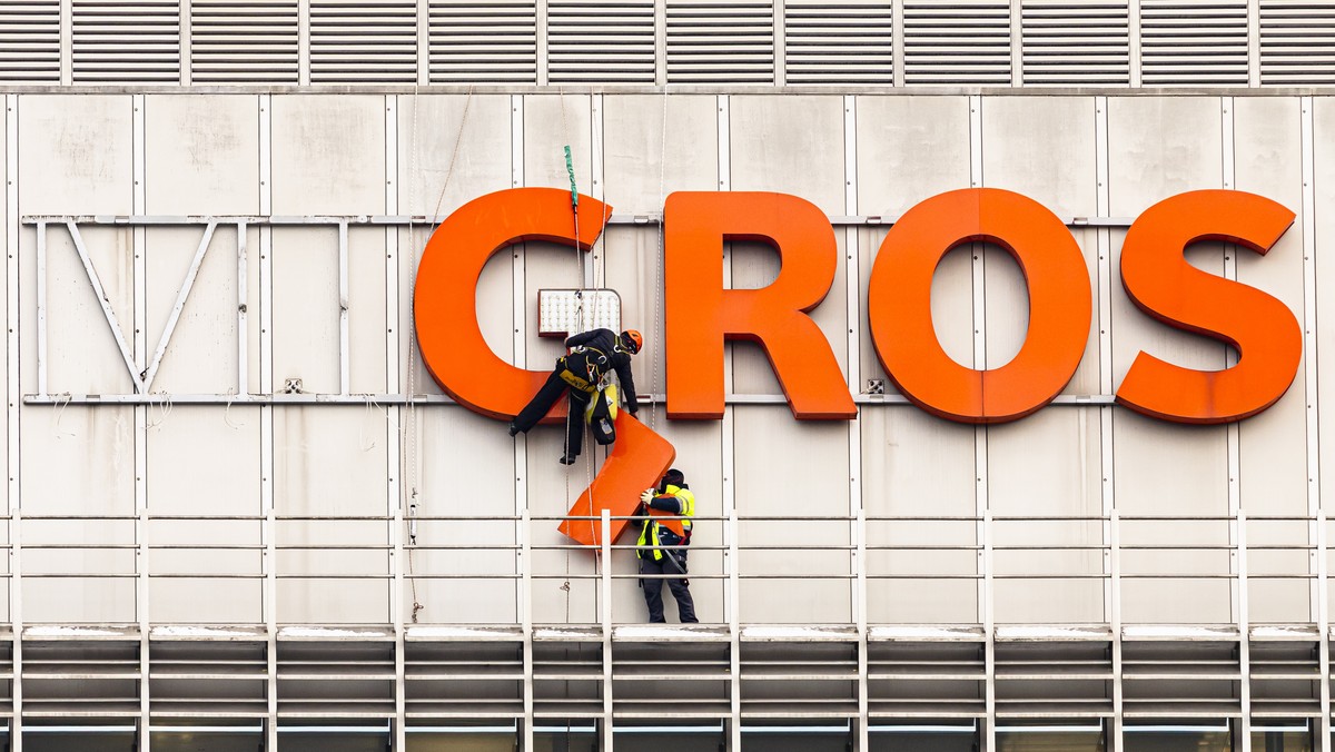 Arbeiter demontieren Buchstaben eines Migros Logos auf dem Dach des Gebaeudes des Migros Hauptsitzes am Limmatplatz, aufgenommen am Dienstag, 6. Januar 2026 in Zuerich. (KEYSTONE/Michael Buholzer)