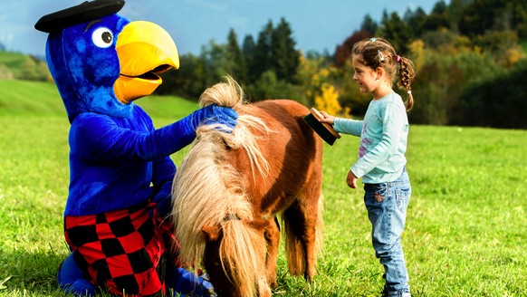 UNDATIERTES HANDOUT - Ausflug mit Globi zum Bauernhof. &quot;Globis Alpenclub&quot; im Hapimag Resort Flims startet mit neuen Abenteuern in die Sommersaison. Ab 13. Mai 2016 erwartet Kinder ein Progra ...