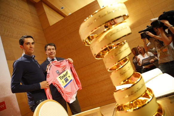 epa04779330 Spanish rider Alberto Contador (L) of the Tinkoff-Saxo team poses for photographers with the Giro d&#039;Italia overall leader&#039;s pink jersey next to Madrid&#039;s regional government& ...