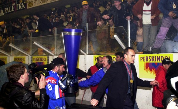 Trainer Larry Huras und Andreas Zehnder mit dem Meisterpokal, mussten auf die Schnelle das Resega Stadion in Lugano in Richtung Garderobe verlassen, da aufgebrachte Lugaon Fans die ZSC Lions am Samsta ...