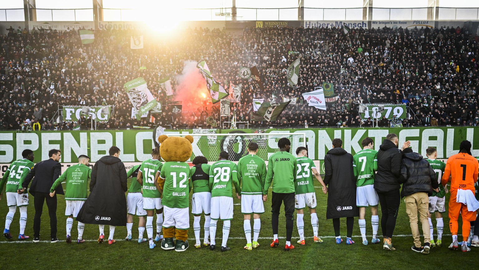 Der FC St. Gallen laesst sich von der Fankurve feiern, nach dem Fussball Super League Spiel zwischen dem FC St. Gallen und dem Grasshoppers Club Zuerich, am Sonntag, 27. Februar 2022, im Kybunpark in  ...