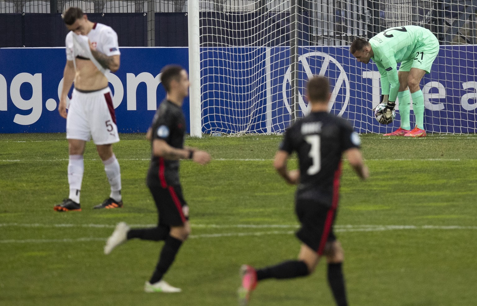 Switzerland&#039;s goalkeeper Anthony Racioppi and Switzerland&#039;s Cedric Zesiger, left, react after Croatia scored the 3-0 during the group stage group D match between Croatia and Switzerland at t ...