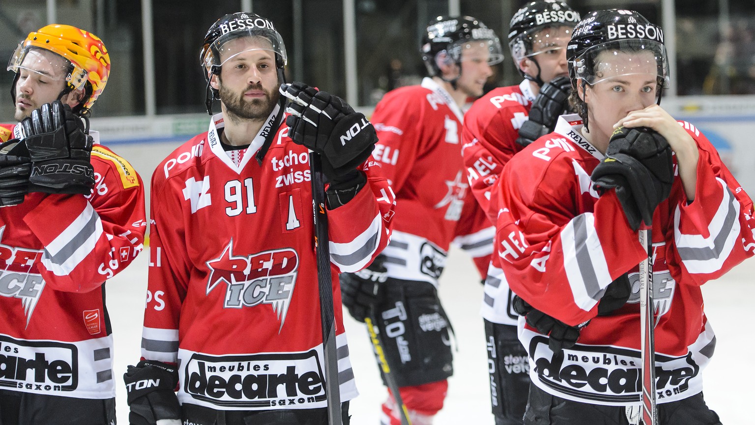 ARCHIVBILD ZUM BANKROTT DES HC RED ICE MARTIGNY --- Deception des joueurs valaisans apres la prolongation, lors du 5eme match des 1/2 finale de playoff du championnat suisse de hockey sur glace LNB, e ...