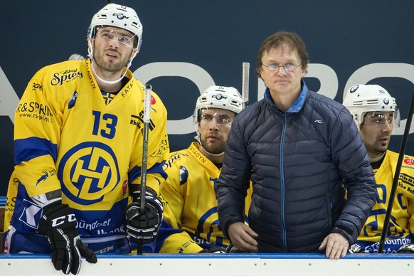 Die Davoser Robert Kousal, Tuomo Ruutu, Cheftrainer Arno Del Curto und Andres Ambuehl, von links, waehrend dem Eishockey-Meisterschaftsspiel der National League A zwischen dem EV Zug und dem HC Davos  ...