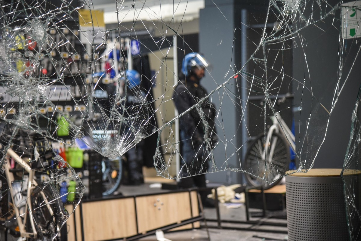 epa13314020 A Decathlon store has shattered windows and debris scattered across its entrance following unrest in central Milan, Italy, 18 October 2026. Clashes between protesters and police broke out  ...