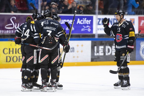 L&#039;attaquant fribourgeois Samuel Walser, droite, et ses coequipiers celebrent le but du 2:1, lors de la rencontre du championnat suisse de hockey sur glace de National League entre le HC Fribourg- ...