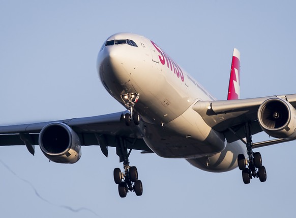 Ein Airbus A330-300 der Swiss im Landeanflug auf Piste 14 am Flughafen Zürich. (Archivbild)