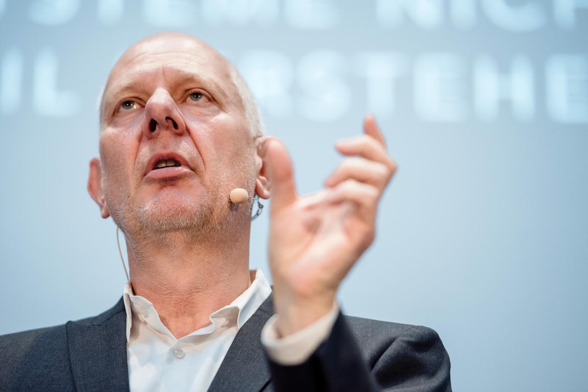 Der Frankfurter Trendforscher Matthias Horx spricht am 30.11.2016 beim Future Expert Day in Berlin. (zu dpa vom 06.01.2017: Soziologe Horx: «Slow-Trend» wirkt sich positiv auf Arbeitswelt aus) (KEYSTO ...