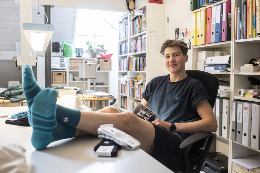 Schweizer Snowboarder David Habluetzel posiert mit seinen Socken-Projekt TEAL zu Hause im Wohnzimmer, aufgenommen am Donnerstag, 30. April 2020 in Zumikon. KEYSTONE/Ennio Leanza)