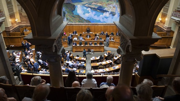 Zuschauer auf der Tribuene verfolgen die Debatte um die Umsetzung und Finanzierung der Initiative fuer eine 13. AHV-Rente waehrend der Herbstsession der Eidgenoessischen Raete, am Mittwoch, 10. Septem ...