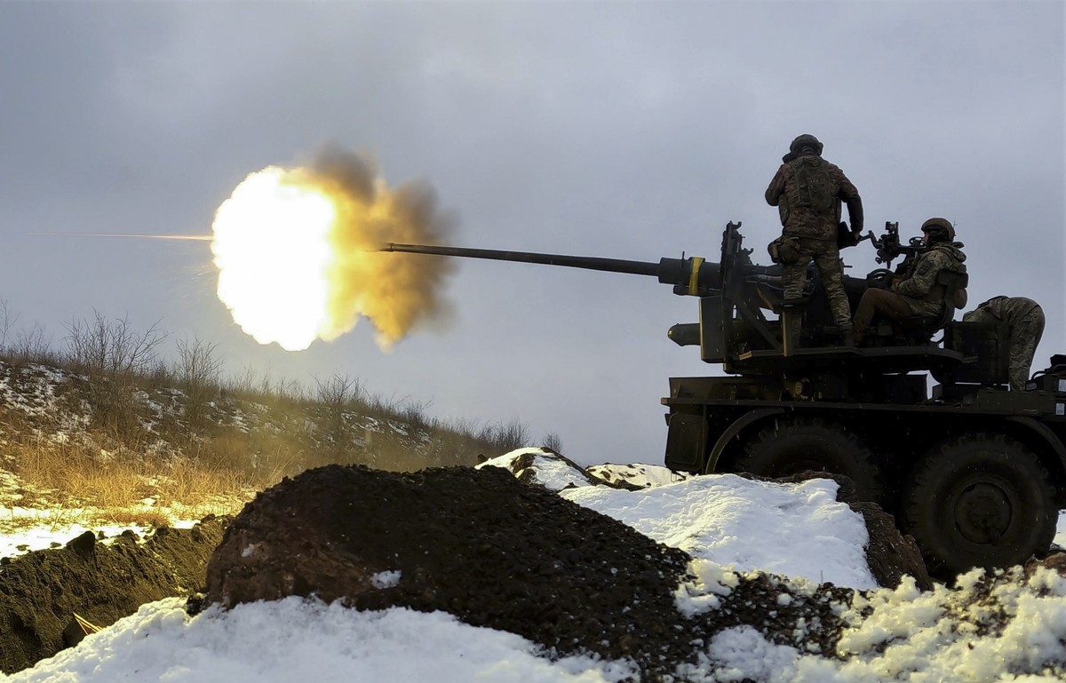 epa10447982 Ukrainian soldiers fire an anti-aircraft gun at a position near Bakhmut, Donetsk region, eastern Ukraine, 04 February 2023, amid Russia's invasion. Ukrainian servicemen have mounted a ...