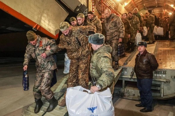 Rückkehrer aus dem Ukraine-Krieg sollen in russischen Medien ausschliesslich positiv dargestellt werden.