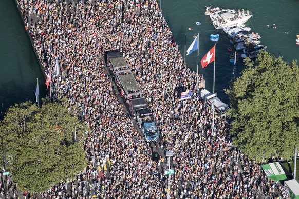 epa05480590 An aerial view shows the annual techno parade &#039;Street Parade&#039; taking place in the city center of Zurich, Switzerland, 13 August 2016. Hundreds of thousands of ravers participate  ...