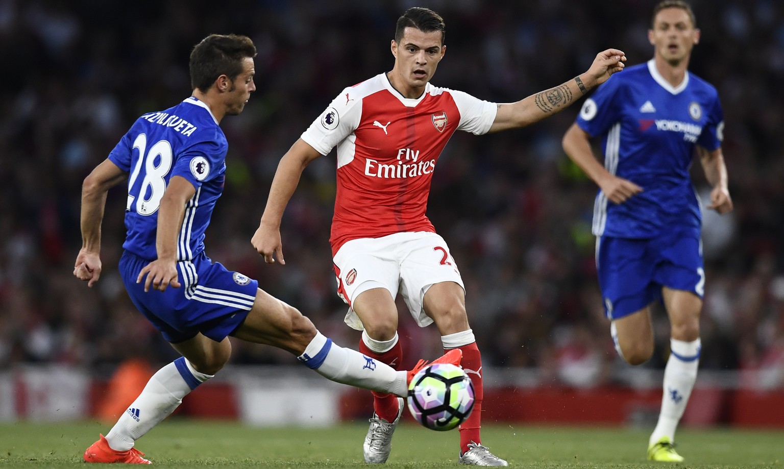 Britain Football Soccer - Arsenal v Chelsea - Premier League - Emirates Stadium - 24/9/16
Chelsea&#039;s Cesar Azpilicueta in action with Arsenal&#039;s Granit Xhaka 
Reuters / Dylan Martinez
Livep ...