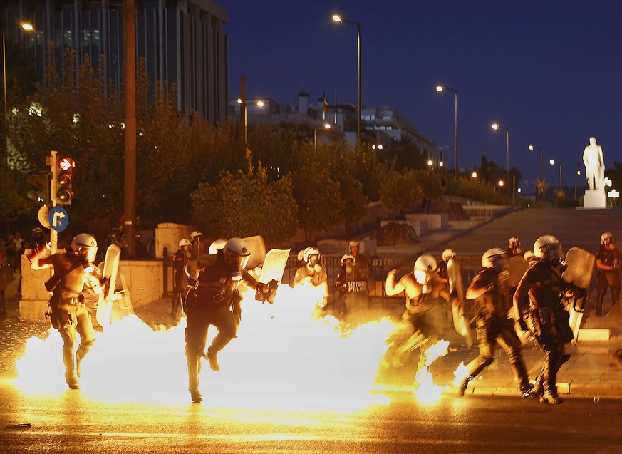 Vor der Abstimmung attackierten Demonstranten die Polizei mit Brandsätzen.