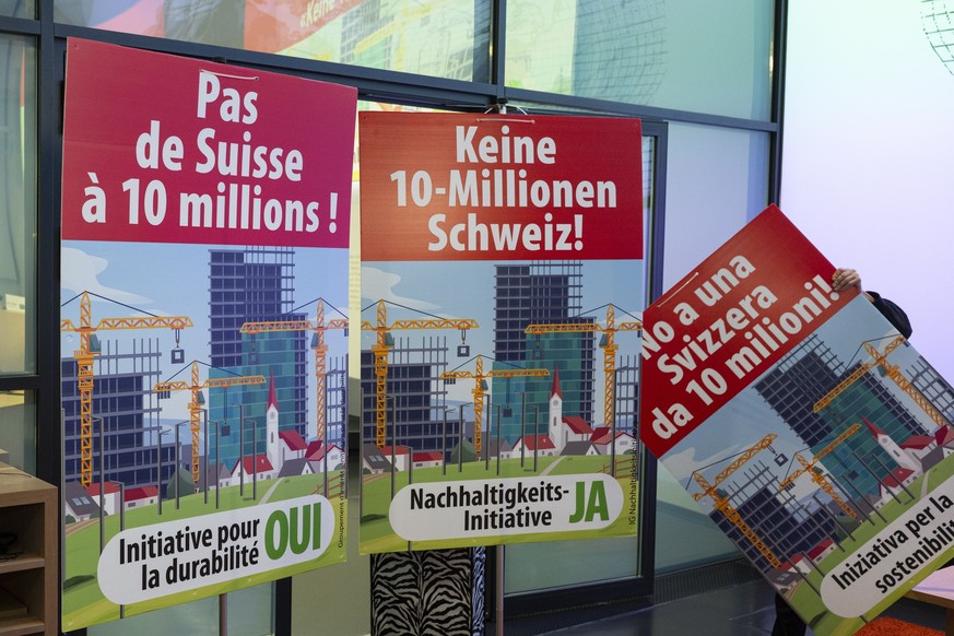 Plakate der SVP zur keine 10 Millionen Schweiz, Nachhaltigkeitsinitiative, stehen im Medienzentrum am Dienstag, 24. Maerz 2026, in Bern. (KEYSTONE/Peter Schneider)