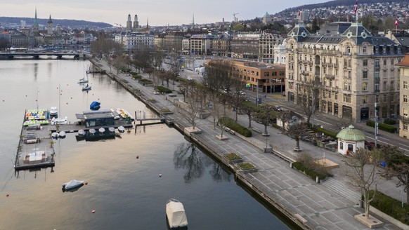 Blick auf die leere Seepromenade, aufgenommen am Freitag, 20. Maerz 2020 in Zuerich. Die Stadt Zuerich ergreift weitere Massnahmen im Kampf gegen das Coronavirus und sperrt mehrere Plaetze, Paerke und ...