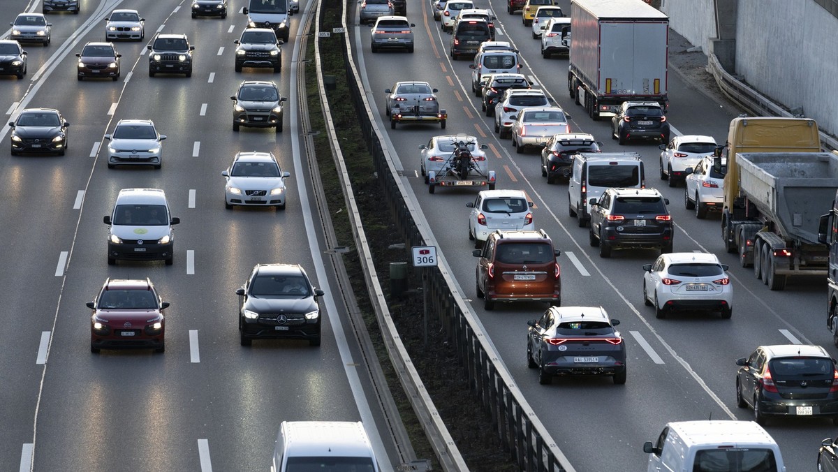Ein Stau auf der Autobahn A1 vor Wallisellen in Richtung Zuerich, aufgenommen waehrend des Abendverkehrs am Dienstag, 6. Februar 2024 in Wallisellen. (KEYSTONE/Gaetan Bally)