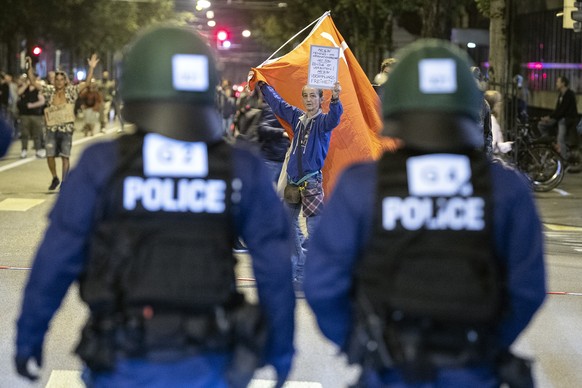 Die Polizei sichert die Bundesgasse ab, am Mittwoch, 23. September 2021, in Bern. Die Kantonspolizei Bern wappnet sich gegen eine unbewilligte Kundgebung von Coronamassnahmen Gegner und will diese unt ...