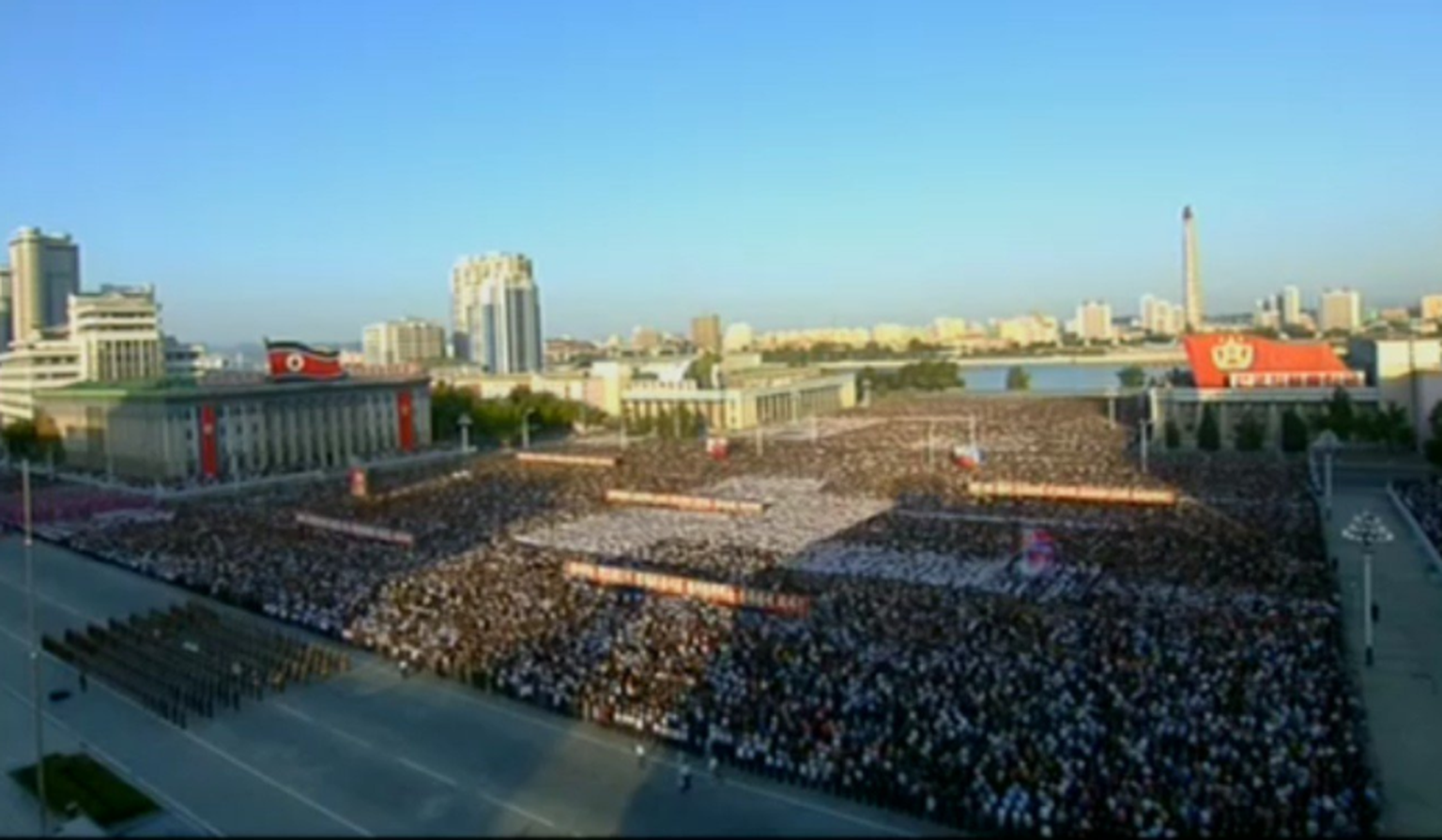 Eine gewaltige Menschenmasse versammelte sich auf dem Hauptplatz in Pyongyang.&nbsp;