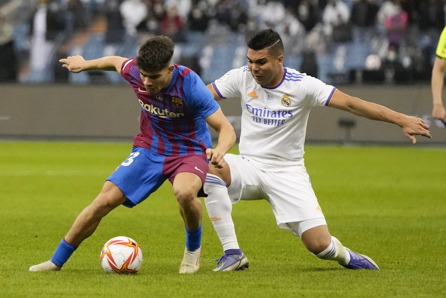 Barcelona&#039;s Abdessamad, left, and Real Madrid&#039;s Casemiro fight for the ball during the Spanish Super Cup semi final soccer match between Barcelona and Real Madrid at King Fahd stadium in Riy ...