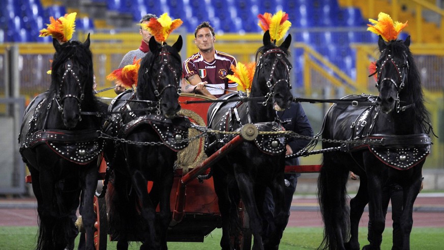 Bildnummer: 04537586 Datum: 05.06.2009 Copyright: imago/Ulmer/Lingria
Francesco Totti (AS Rom 2001) in einem römischen Gladiatorenwagen anlässlich Vincent Candelas Abschiedsspiel 2009 - PUBLICATIONxNO ...