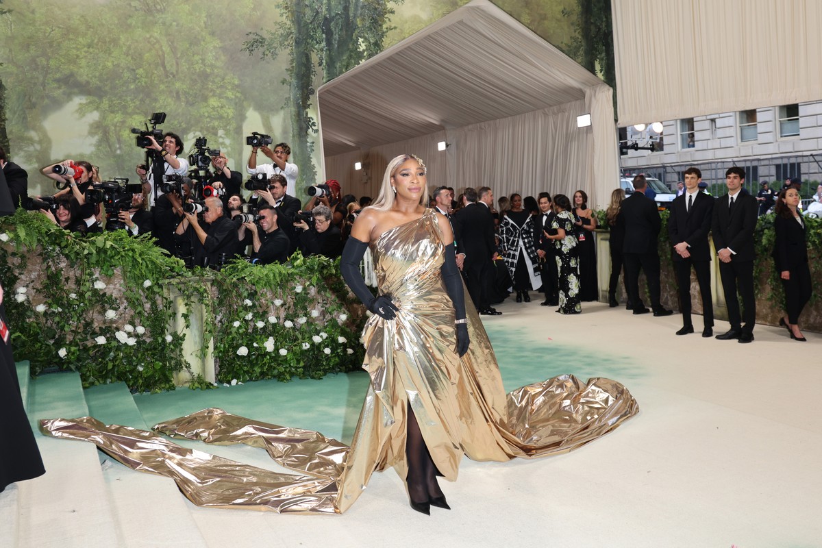 epa11323535 Serena Williams arrives on the red carpet for the 2024 Met Gala, the annual benefit for the Metropolitan Museum of Art's Costume Institute, in New York, New York, USA, 06 May 2024. Th ...