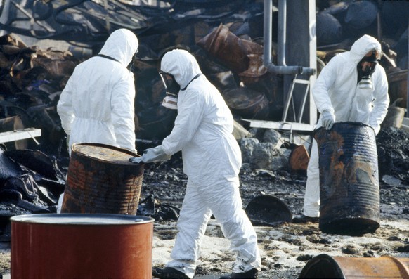 ARCHIVE --- VOR 30 JAHREN, AM 1. NOVEMBER 1986, BRACH AUF DEM GELAENDE DER DAMALIGEN CHEMIEFIRMA SANDOZ IN SCHWEIZERHALLE EIN GROSSBRAND AUS. EIN LAGERGEBAEUDE MIT UEBER 1000 TONNEN CHEMIKALIEN BRANNT ...