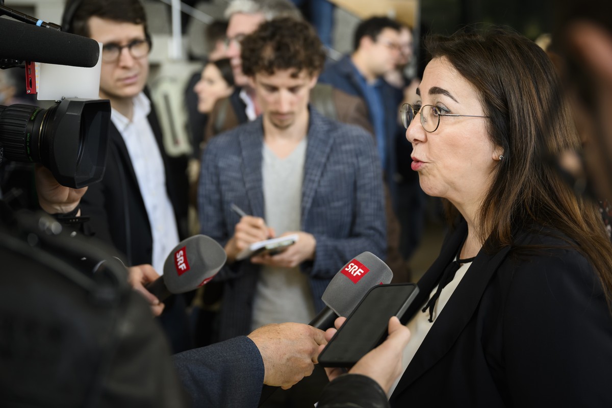Cesla Amarelle, Conseillere d'Etat vaudoise et candidate du parti socialiste non elue, parle avec les journalistes lors du deuxieme tour de l'election au Conseil d'Etat vaudois le diman ...