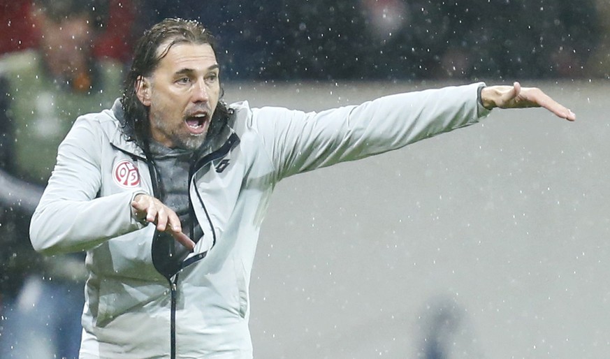 Football Soccer - FSV Mainz 05 v RSC Anderlecht - UEFA Europa League Group Stage - Group C - Opel Arena, Mainz, Germany - 20/10/16. FSV Mainz 05 coach Martin Schmidt gestures. REUTERS/Ralph Orlowski