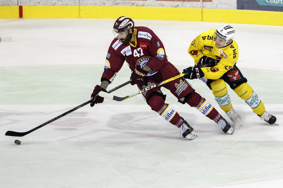 Geneve-Servette's defender Eliot Antonietti, left, vies for the puck with Bern's forward Mason Raymond, of Canada, right, during the second leg of the playoffs quarterfinals game of National ...