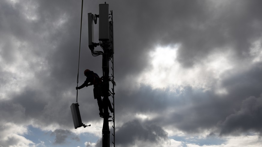 ZUR AUFRUESTUNG EINER SWISSCOM MOBILFUNKANTENNE MIT 5G STELLEN WIR IHNEN FOLGENDES NEUES BILDMATERIAL ZUR VERFUEGUNG --- Benjamin Wasem, installation specialist on behalf of Swisscom, assembles a 5G a ...