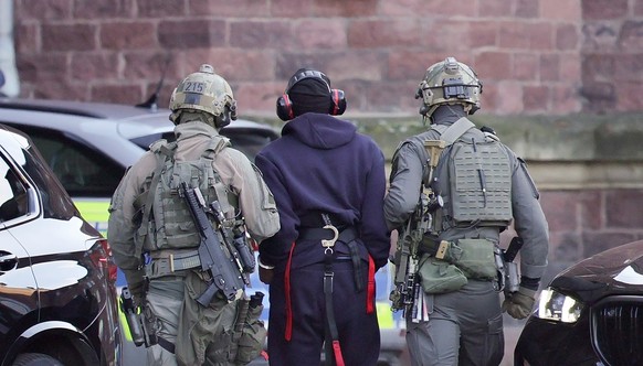 epa12552533 Federal Police officers lead the arrested suspect, Ukrainian citizen Serhii K. out from the helicopter for his arraignment at the Federal Supreme Court (BGH) in Karlsruhe, Germany, 27 Nove ...