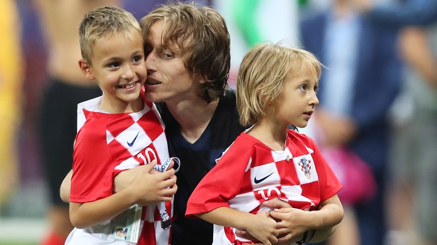 epa06856808 Luka Modric of Croatia celebrates with his children son Ivano and daughter Ema after Croatia won the FIFA World Cup 2018 round of 16 soccer match between Croatia and Denmark in Nizhny Novg ...