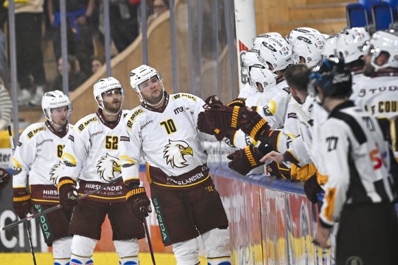 Der Genfer Teemu Hartikainen beim Abklatschen nach seinem Treffer zur 2:1 Fuehrung beim Eishockey Spiel der National League zwischen dem HC Davos und Genf Servette HC, am Dienstag, 26. September 2023, ...