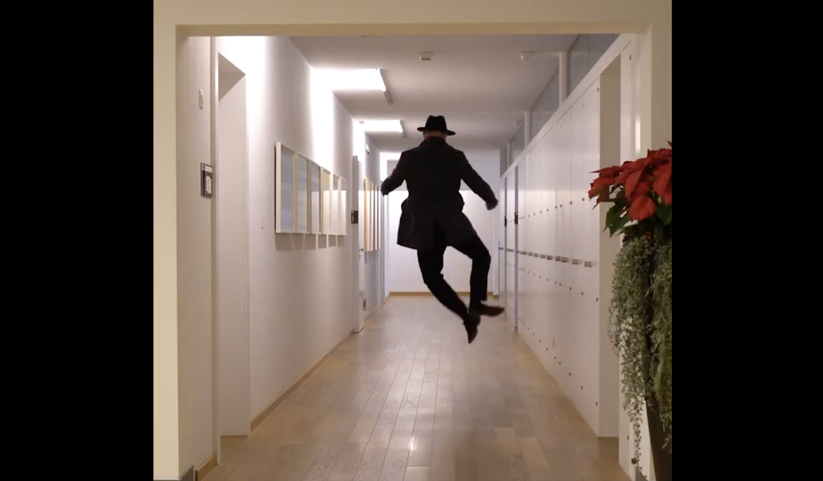 Wie einst Charlie Chaplin: Alain Berset läuft davon.
