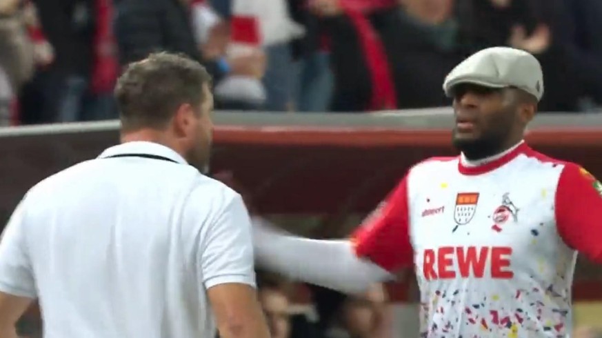 Modeste tanzt vor Coach Baumgart mit dessen Schiebermütze.