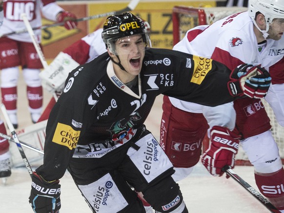 Fribourgs Yannick Rathgeb, links, Torschuetze zum 1:0 jubelt, Lausannes Simon Fischer, hat das Nachsehen, waehrend dem Eishockeyspiel der National League A, zwischen dem HC Fribourg-Gotteron und dem L ...