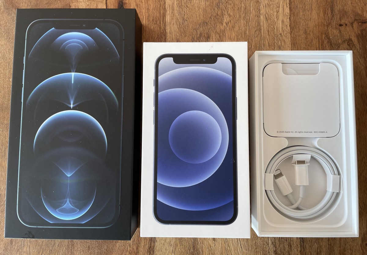 Die Schachtel des iPhone 12 Pro Max (links) ist deutlich grösser. Alle neuen iPhone-Modelle kommen ohne Ladeadapter, auch dem Mini liegt nur ein USB-C-auf-Lightning-Ladekabel bei.