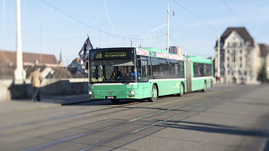 Ein Bus faehrt ueber die verkehrsfreie Mittlere Bruecke in Basel am Dienstag, 6. Januar 2015. Seit dem 5. Januar gilt in der Basler Innenstadt ein neues Verkehrskonzept, mit dem Fussgaenger mehr Platz ...