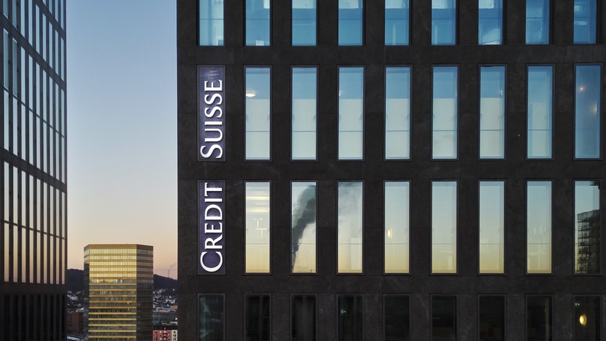 Das Logo der Schweizer Bank Credit Suisse an einem Gebaeude der Bank in Zuerich Oerlikon, aufgenommen mit einer Drohne am Mittwoch, 23. November 2022 in Zuerich. Die Aktionaere haben der Beschaffung v ...