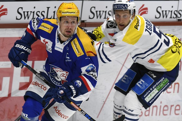 Der Zuercher Mathias Seger, links, gegen den Tessiner Jesse Zgraggen, rechts, beim Eishockeyspiel der Nationalleague A ZSC Lions gegen den HC Ambra-PIotta im Hallenstadion in Zuerich am Mittwoch, 7. S ...