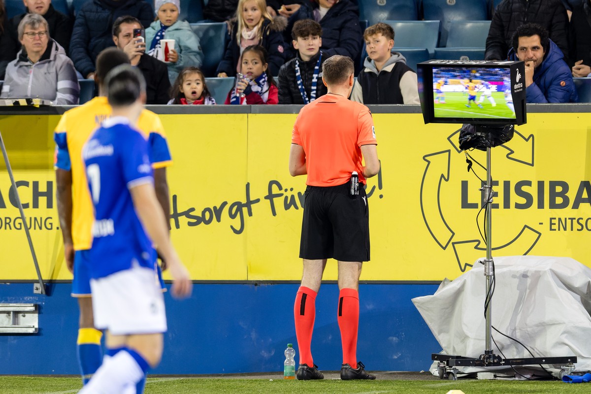 Schiedsrichter Johannes von Mandach konsultiert den VAR im Fussball Meisterschaftsspiel der Swiss Super League zwischen dem FC Luzern, FCL, und dem Grasshopper Club Zuerich, GC, am Sonntag, 3. Novembe ...