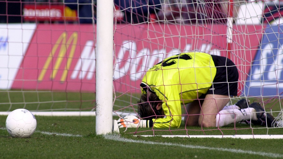 Cottbus' Bosnian keeper Tomislav Pipica reacts after he shot the ball in his own goal for the final 3-3 result during the First German soccer league match FC Energie Cottbus vs. Borussia Moenchen ...