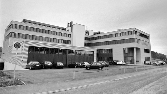 Neu erbauter Haupsitz und Fabrik des F1-Rennstalls von Peter Sauber in Hinwil, aufgenommen im Jahr 1993. (KEYSTONE/Str) === === : FILM]