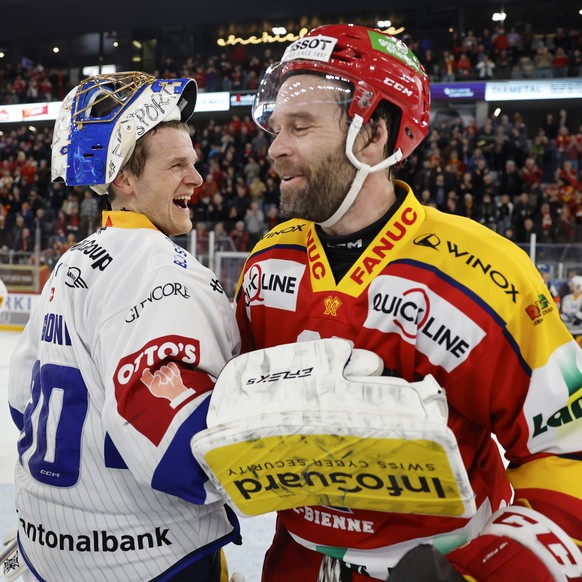 Zugs Torhueter Leonardo Genoni, links, gratuliert Biels Beat Forster zum Sieg nach dem Eishockey Meisterschaftsspiel der National League zwischen dem EHC Biel und EV Zug, am Samstag, 23. Dezember 2023 ...