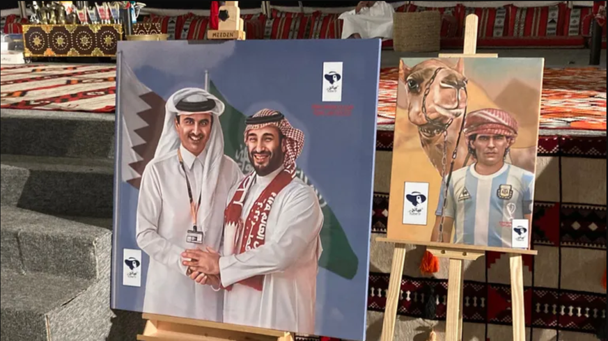 Die Gemälde inklusive eines Bildes von Diego Maradona (rechts)
