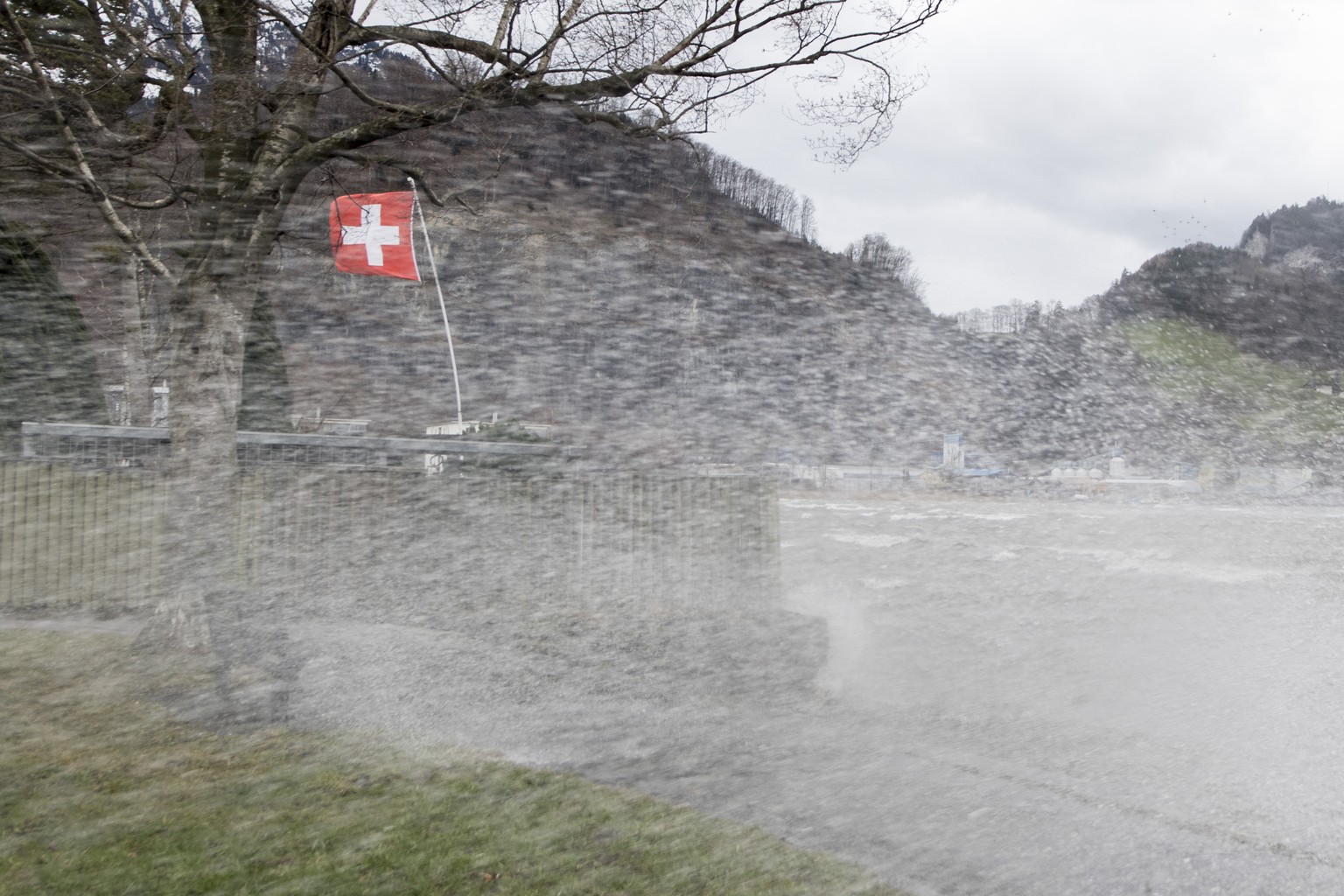 Der Wintersturm Burglind zieht ueber den Alpnachersee in Stansstad am Mittwoch 3. Januar 2018. (KEYSTONE/Urs Flueeler)

Winter storm Burglind blows over the Lake of Alpnach in Stansstad, Switzerland,  ...